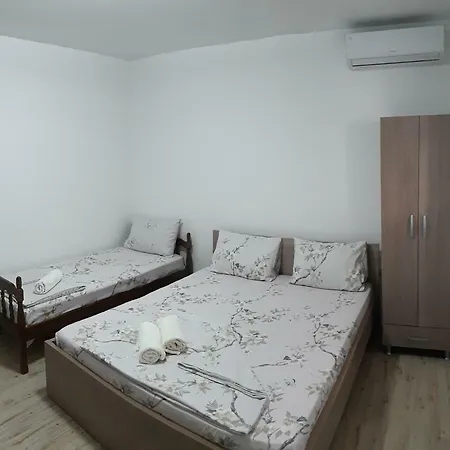 Apartment Pinikot *